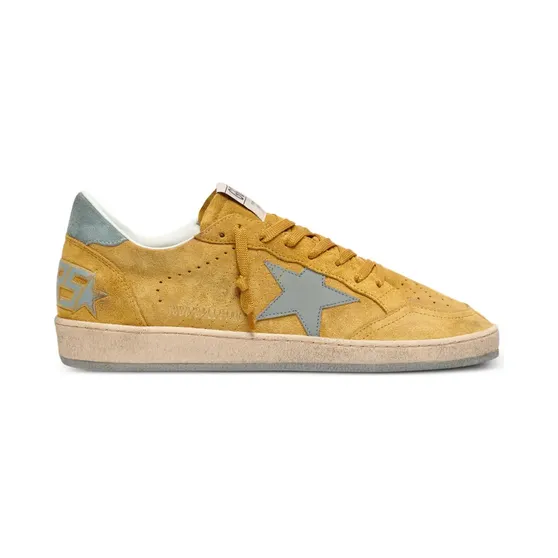 Golden Goose Ball Star aus ockerfarbenem Wildleder mit Lederstern und hellblauer Ferse “Yellow” (GMF00117F008300)
