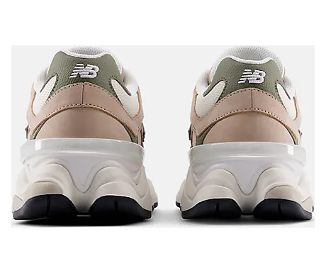 New Balance 9060 “Mindful Grey / Dark Olivine”: monster stampt door (5)