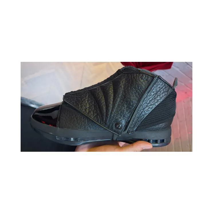 Air Jordan 16 “Black Pack” (IZ2586-001): zwart als concept, lak als redding
