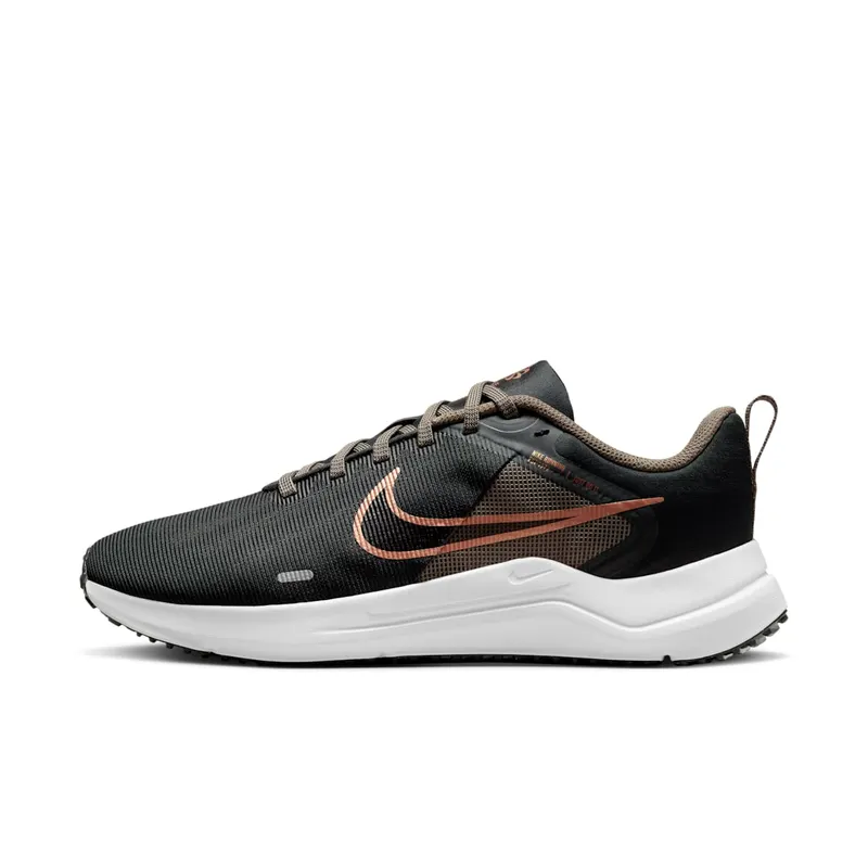 Nike Downshifter 12 (straat) “Dark Smoke Grey / Olive Grey / Metallic Copper / Metallic Silver” (DD9294-008)
