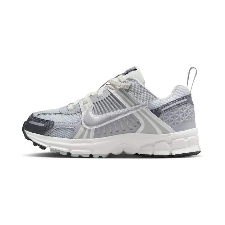 Nike Zoom Vomero “Pure Platinum / Summit White / Dark Grey / Metallic Silver” (HF6999-008)
