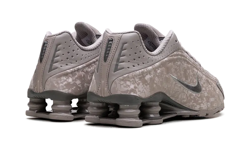 Nike Shox R4 “Flat Pewter Floral” (HV0934-001)