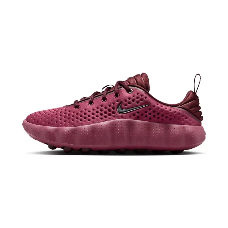 Nike Mind 002 “Pink Smoke” (HQ4310-600) — Nikes vreemdste experiment in zachtroze