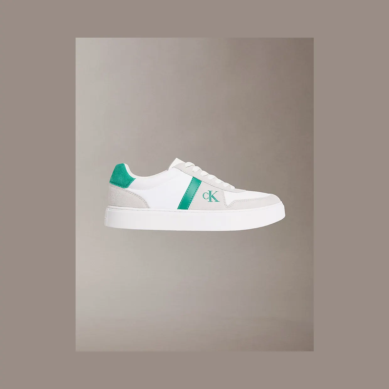 Calvin Klein Ck Baseline – Leather Signature Logo “BRIGHT WHITE/ENCHANTED FOREST” (YM0YM0139502T)