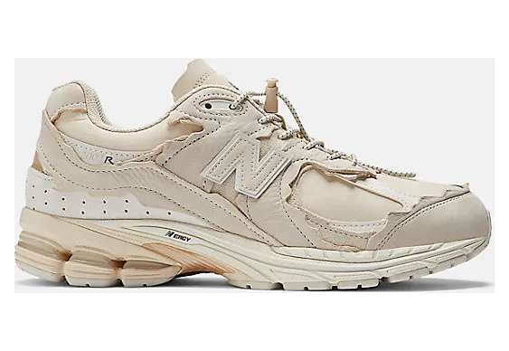 New Balance 2002R “Sandstone”: gescheurd met opzet, en het werkt