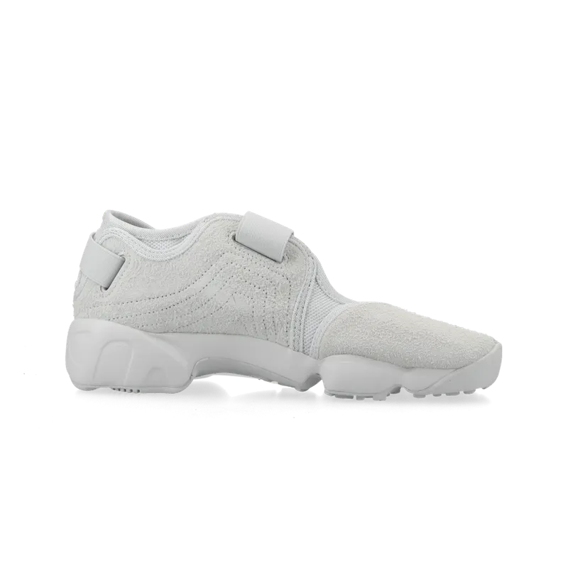 Nike Air Rift “Suede Pack” (photon dust / summit white) – HQ1474-001