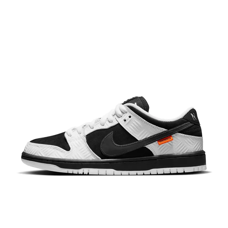 TIGHTBOOTH x Nike SB Dunk Low (FD2629-100): metalen platen in wit leer, en één oranje labeltje