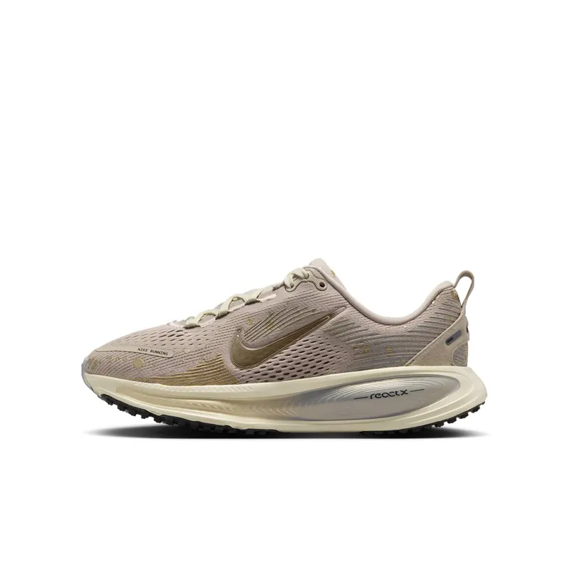 Nike Vomero 18 GS “Cream Coconut Milk Metallic Gold Grain” (IM6127-200)