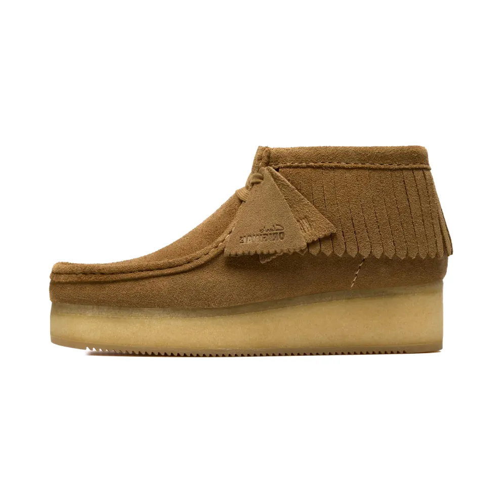 Clarks Wallabee Wedge Fringe “Light Tan Suede” (26182855)