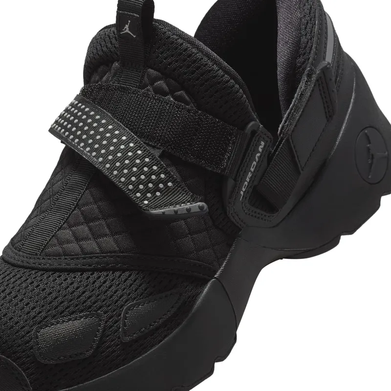 Jordan Trunner LX “Black / Grey” (HQ2164-001)