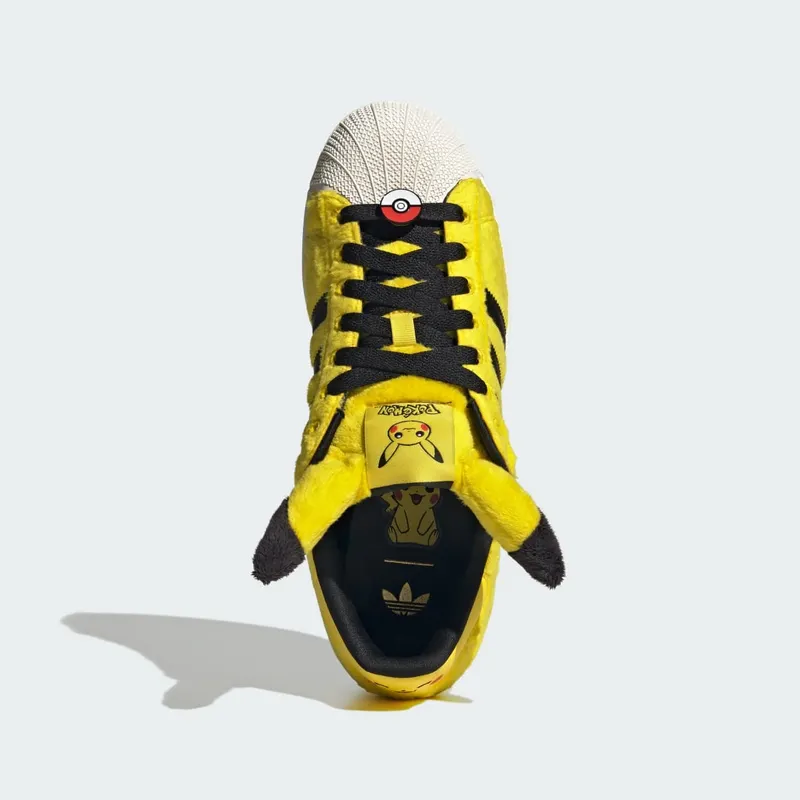 Pokémon x adidas Superstar “Pikachu” (KI2858): pluche, een Poké Ball en twee oren die rechtop staan (3)