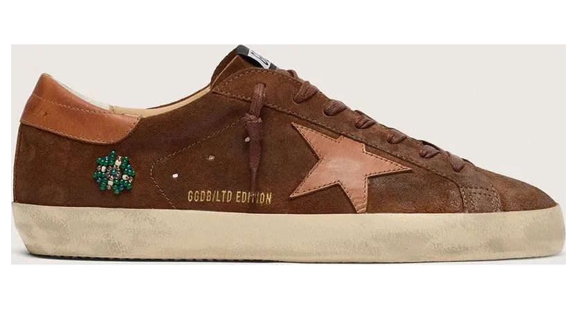 Golden Goose Men’S Super-Star Ltd In Brown Suede With Brick-Red Leather Star And Embroidery With Green Beads (GMF00101.F008592.55788)