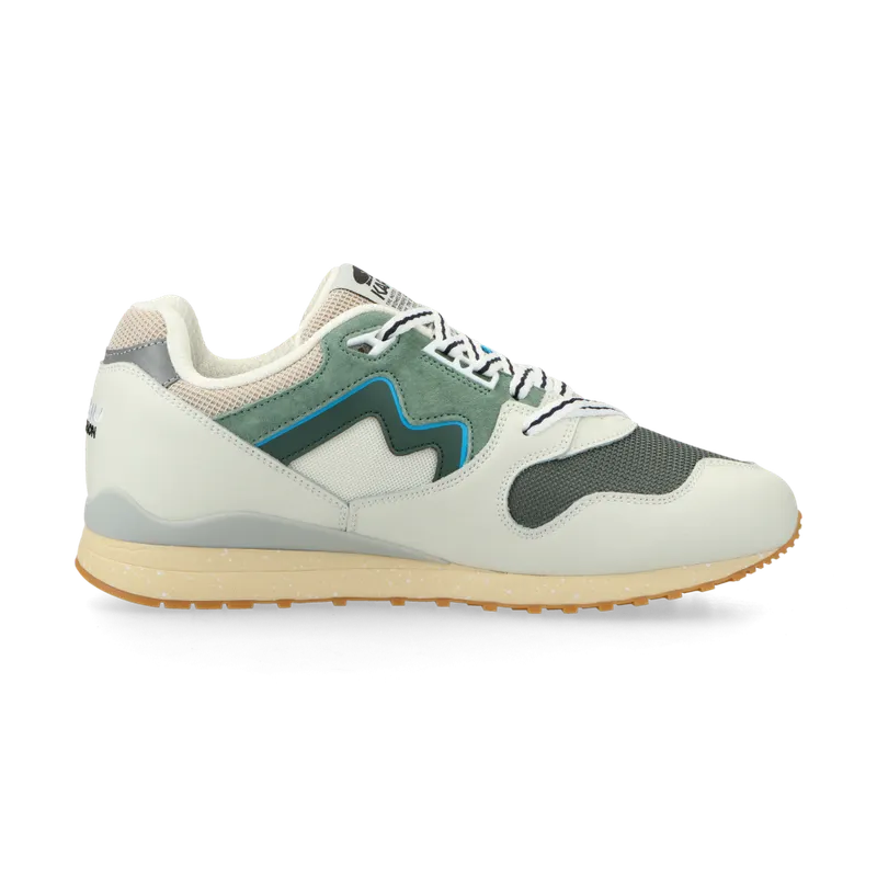 Karhu Synchron Classic (lily white / forest green) – F802685