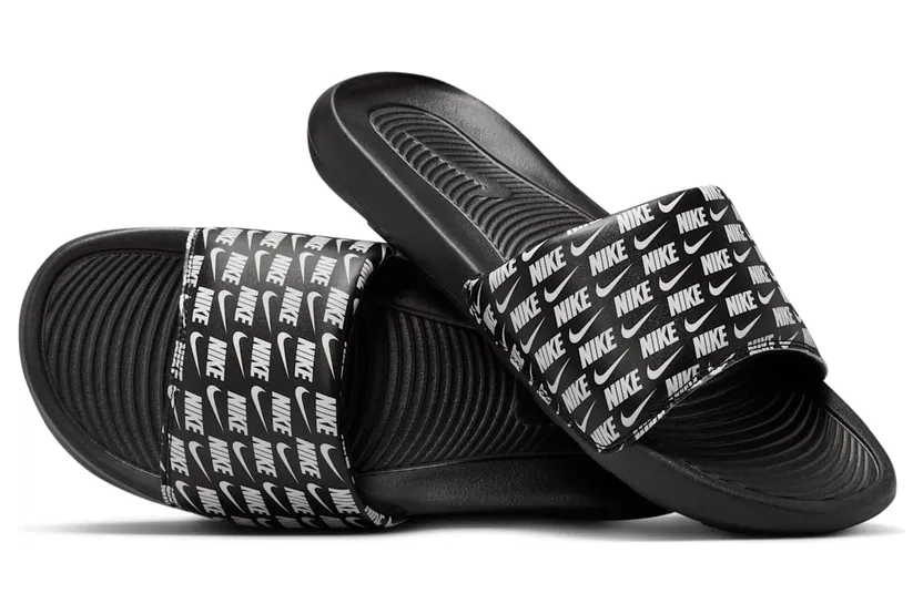 Nike Victori One Slipper met print voor heren Zwart (CN9678-006)