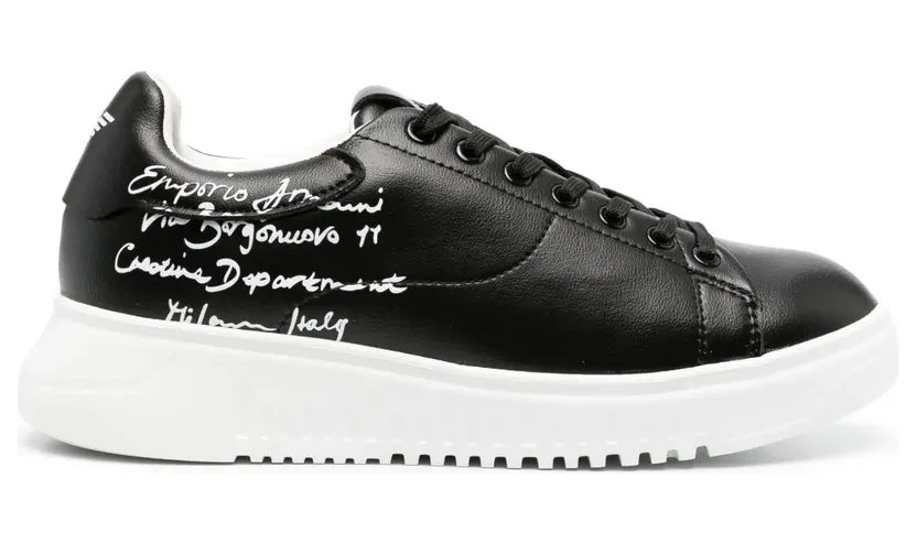 Emporio Armani Sneakers mit Kalligrafie-Print – Schwarz (X3X024XN894)
