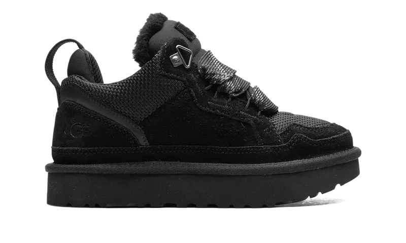 UGG Lowmel “Black”: tonaal zwart met een zachte kraag (6)