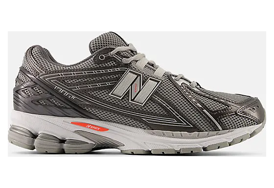 New Balance 1906 “Black Metallic”: stealth-mode aan