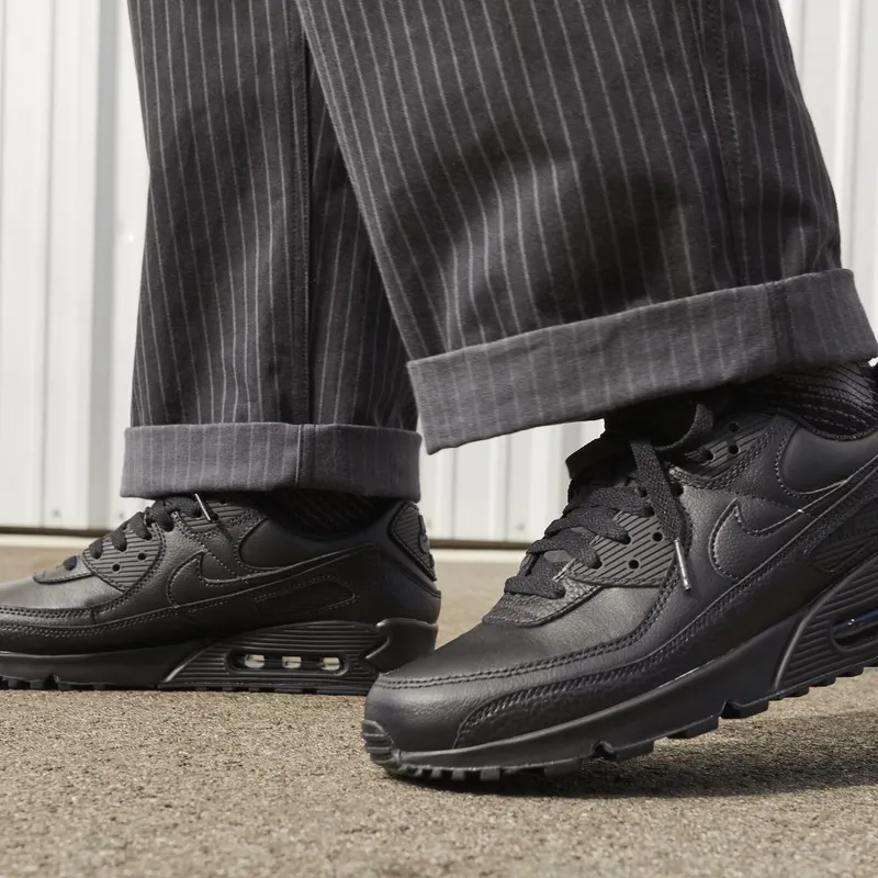 Nike Air Max 90 Leather “Triple Black”: Tragestunden, keine Likes (6)