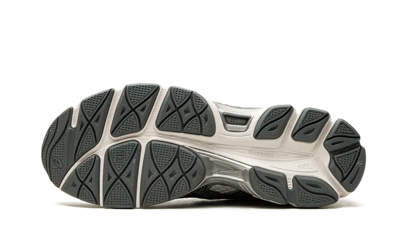 Asics GEL-Cumulus 16 “White / Ironclad” (1203A733-100)