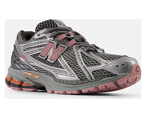 New Balance 1906 “Dark Silver/Rosewood”: dunkles Silber, warme Kante (4)