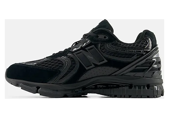 New Balance 1954R “Triple Black”: der Tech-Runner für jeden Tag (2)