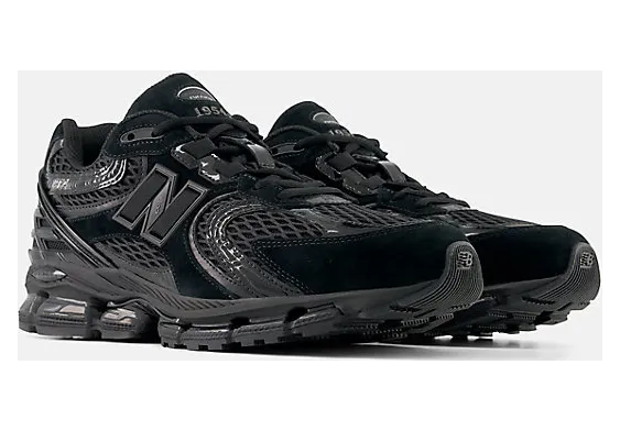 New Balance 1954R “Triple Black”: der Tech-Runner für jeden Tag (4)