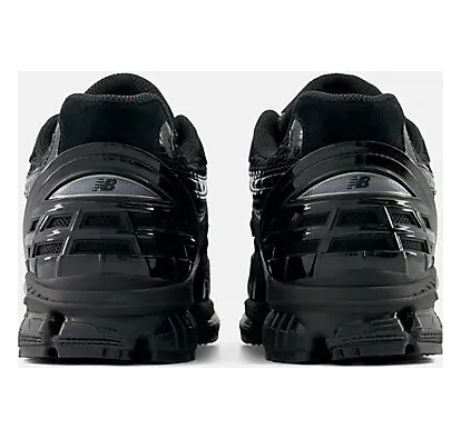 New Balance 1954R “Triple Black”: der Tech-Runner für jeden Tag (6)
