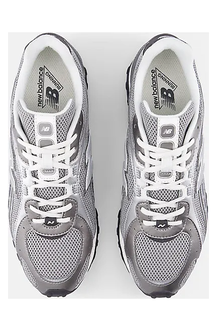 New Balance 204L “Dark Silver Metallic”: flach, glänzend und berechnet (3)