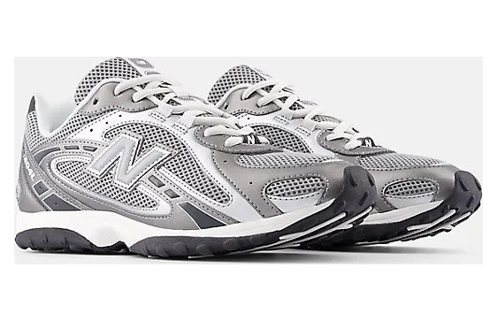 New Balance 204L “Dark Silver Metallic”: flach, glänzend und berechnet (4)