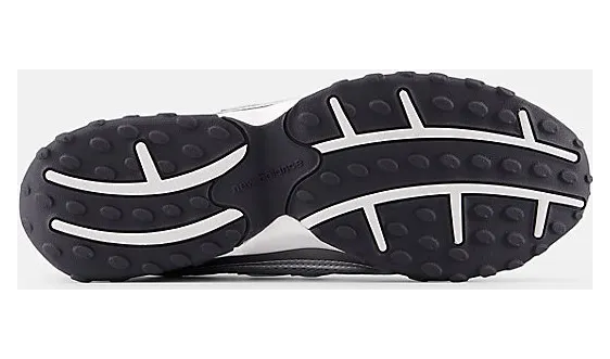 New Balance 204L “Dark Silver Metallic”: flach, glänzend und berechnet (5)