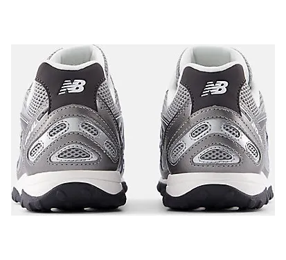 New Balance 204L “Dark Silver Metallic”: flach, glänzend und berechnet (6)