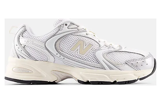 New Balance 530 “Silver Metallic/Linen”: der Allrounder mit Wärme