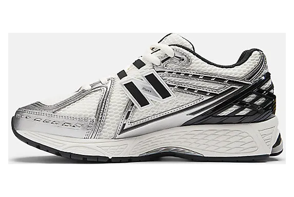 New Balance 1906R “Silver Metallic”: Chrom auf Straßenniveau (2)
