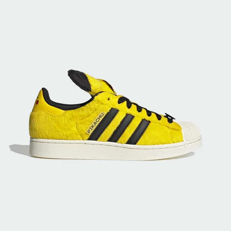 Pokémon x adidas Superstar “Pikachu” (KI2858): pluche, een Poké Ball en twee oren die rechtop staan