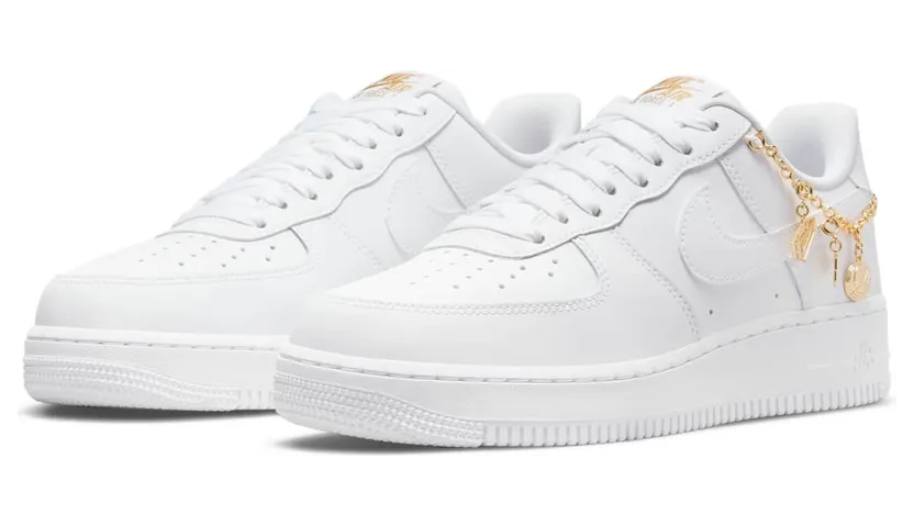 Nike Air Force 1 “Lucky Charms”: der weiße Sneaker, der seinen Schmuck schon mitbringt (5)