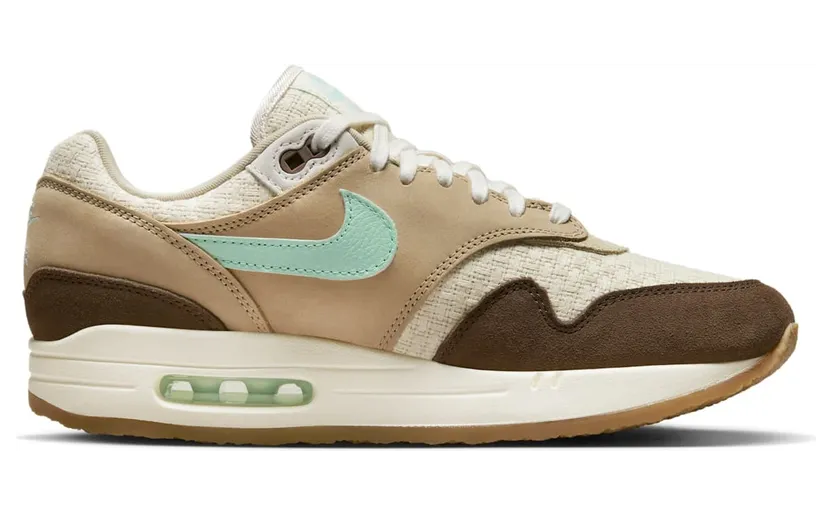 Nike Air Max 1 Crepe Hemp (FD5088-200): so trägst du Braun mit einem mintgrünen Swoosh (3)