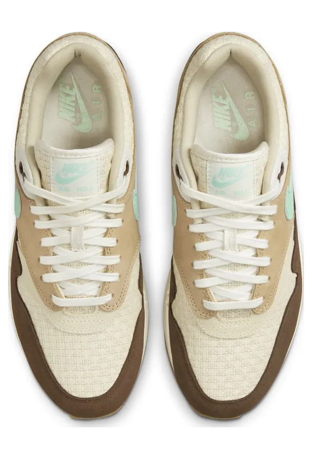 Nike Air Max 1 Crepe Hemp (FD5088-200): so trägst du Braun mit einem mintgrünen Swoosh (4)