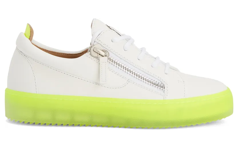 Giuseppe Zanotti Cette sneaker basse zanotti iconique et inimitable aété revisitée avec une tige en cuir blanc et arbore une tirette en cuir verni jaune fluo ainsi qu’un détail signature » en métal argenté sur la languette. les fermetures à glissière latérales en métal (RS20044001)