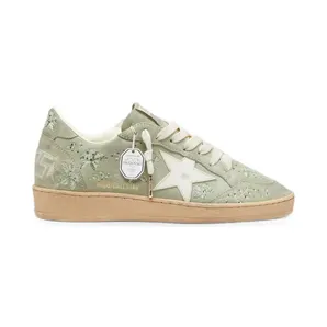 Golden Goose Ball Star aus salbeigrünem Wildleder mit weißem Lederstern und Ton-in-Ton Swarovski Blumenstickerei (GWF00117F008567)