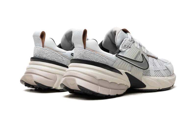 Nike V2K Run “Pure Platinum / Chrome” (FN6703-002)