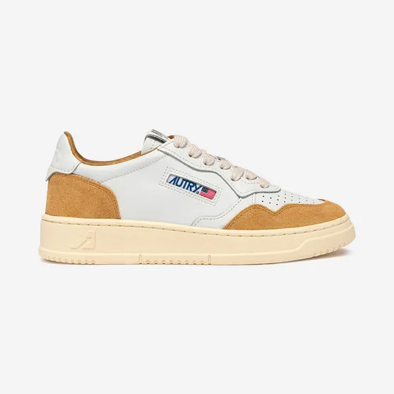 AUTRY_M Medalist Low in white leather and mustard suede__46 AULM-FT18