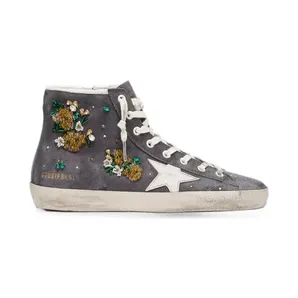 Golden Goose Francy suède bovenkant met kristallen en bloemen-kralen met geborduurde leren ster “Grey” (GWF00113F008547)
