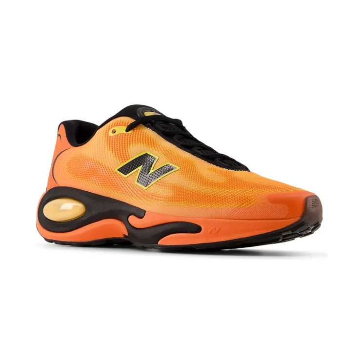 new-balance-sneaker MACR16P7