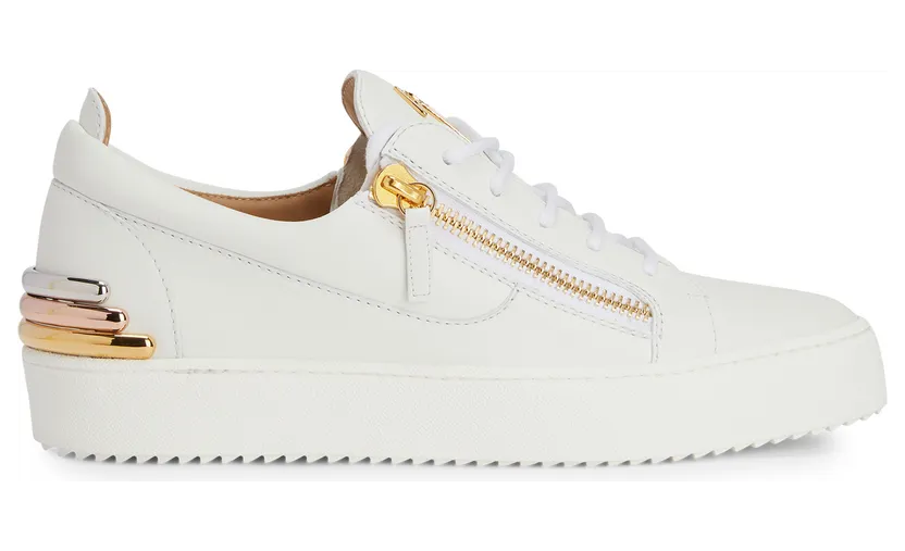 Giuseppe Zanotti Cette sneaker basse zanotti emblématique et inimitable a été revisitée avec une tige en cuir blanc et arbore un détail en métal de trois couleurs sur le talon. la signature » en métal doré sur la languette, les fermetures à glissière assorties sur la ti (RM20052002)