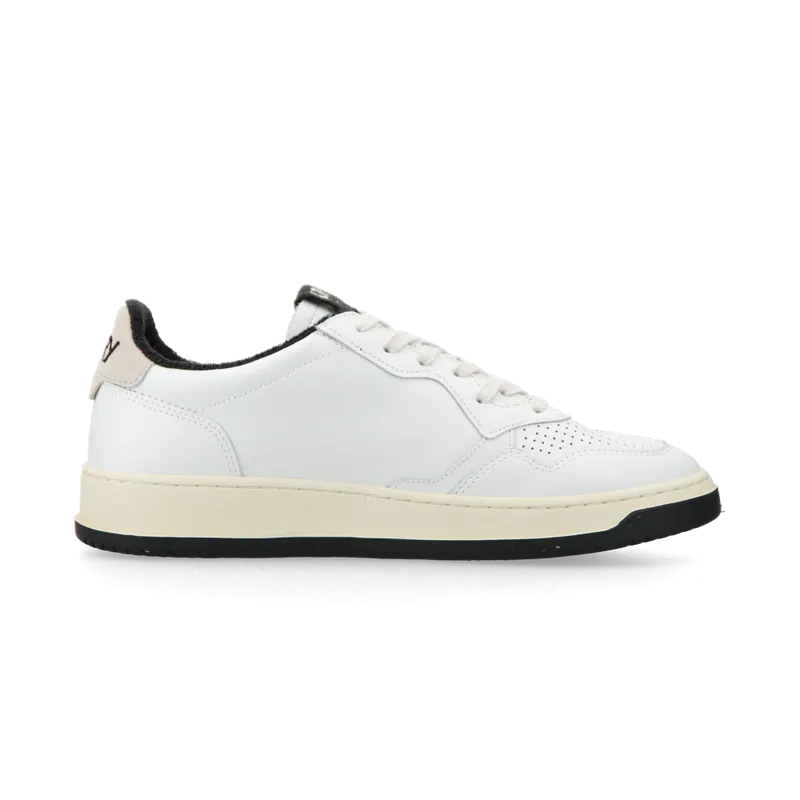 Autry Medalist Low (White / Black) – AULMVS08