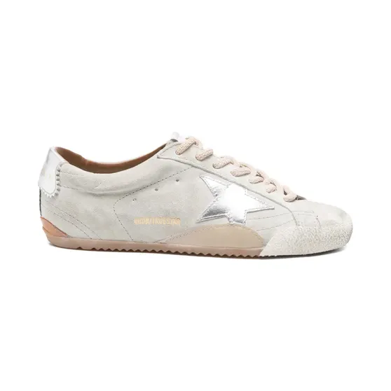 Golden Goose True-Star aus hellgrauem Wildleder mit Metallic-Silberstern und Fersenlasche Nude (GWF00922F008435)