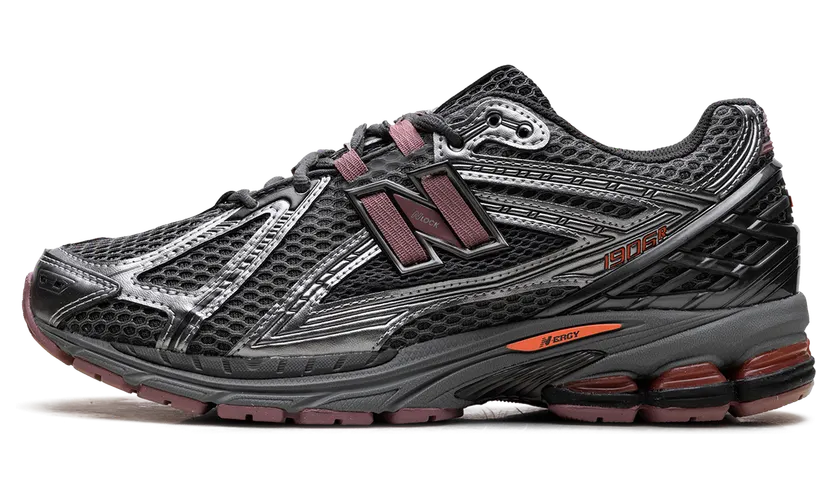 New Balance 1906 “Dark Silver/Rosewood”: donker zilver, warm randje