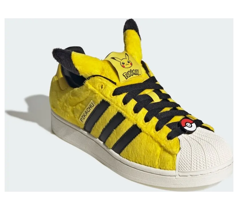 Pokémon x adidas Superstar “Pikachu” (KI2858): Plüsch, ein Poké Ball und zwei Ohren, die aufrecht stehen (2)