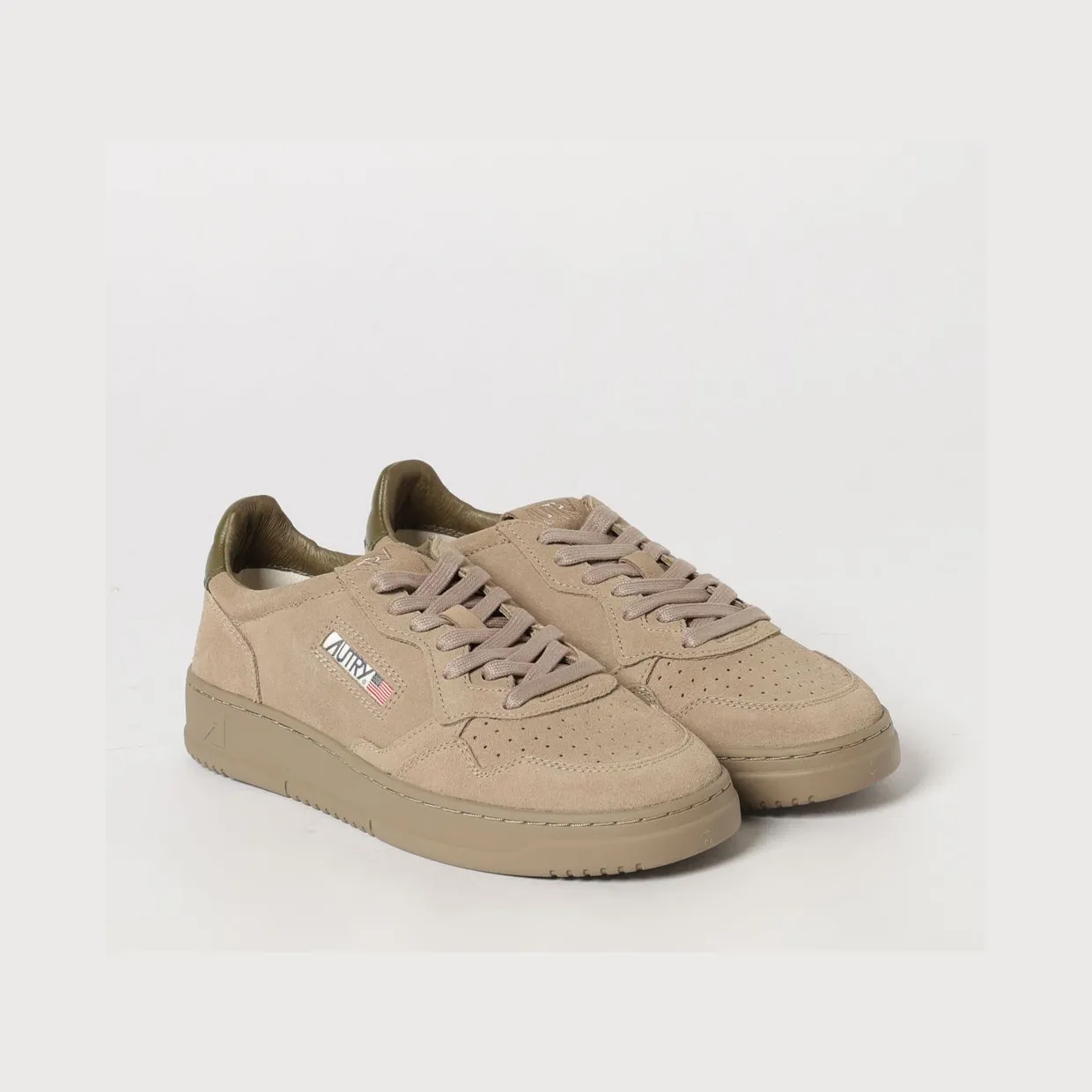 Autry Medalist Low Trainers in Smooth Calfskin with Perforated Toe Beige (AULMOH03)
