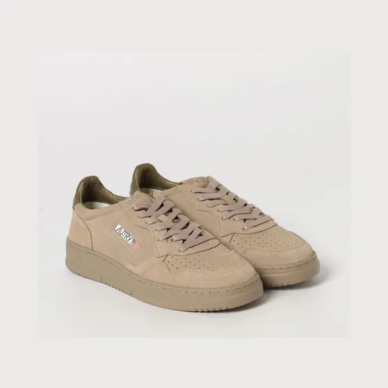 Autry Medalist Low Trainers in Smooth Calfskin with Perforated Toe Beige (AULMOH03)